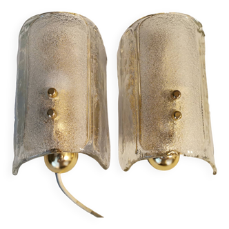 Un ensemble d'appliques avec abat-jour en verre dépoli amovible et supports muraux en métal doré.