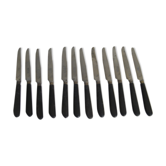 Box of twelve old knives
