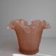 Vase en verre givré rose
