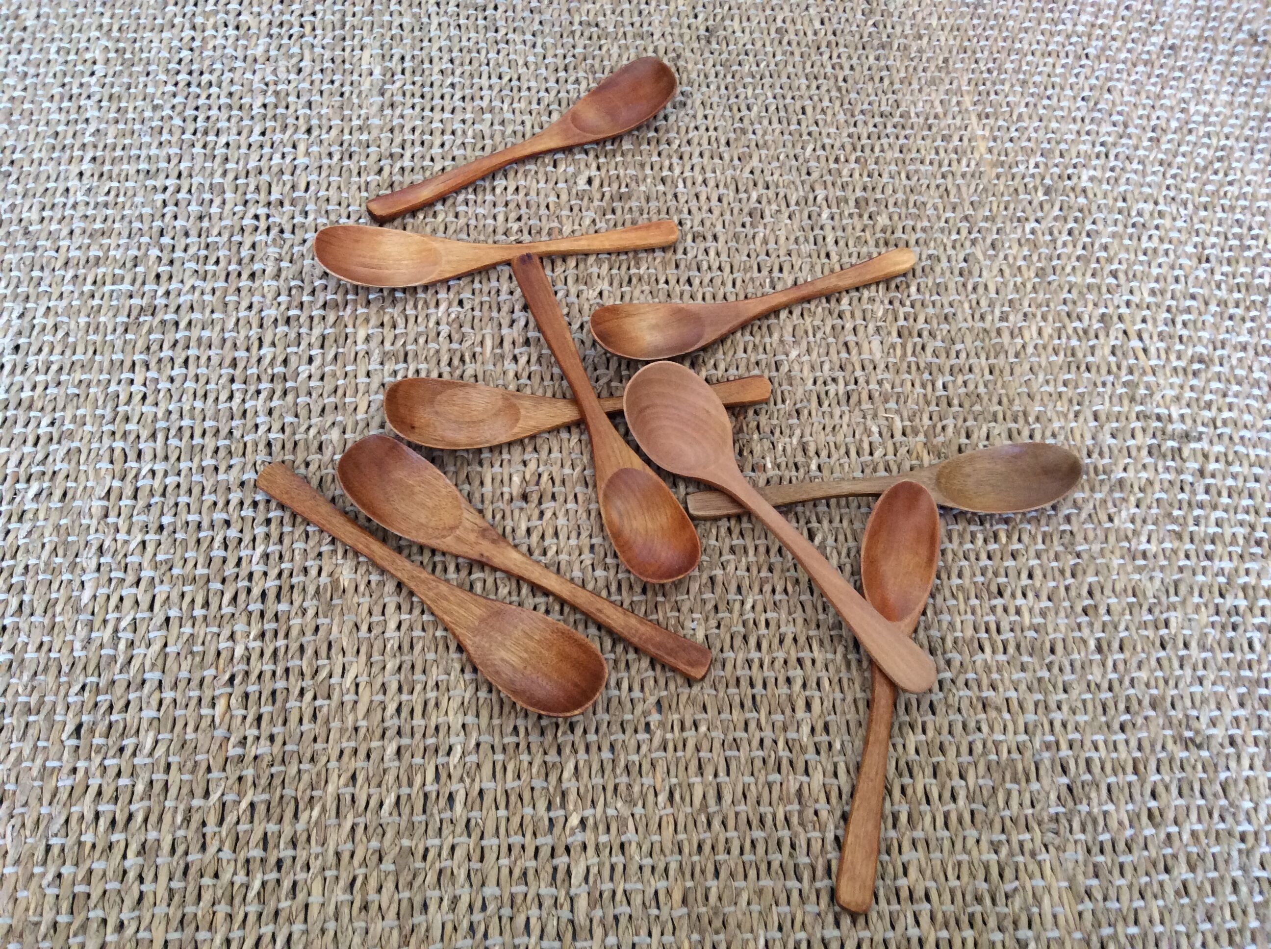 10 wooden spoons