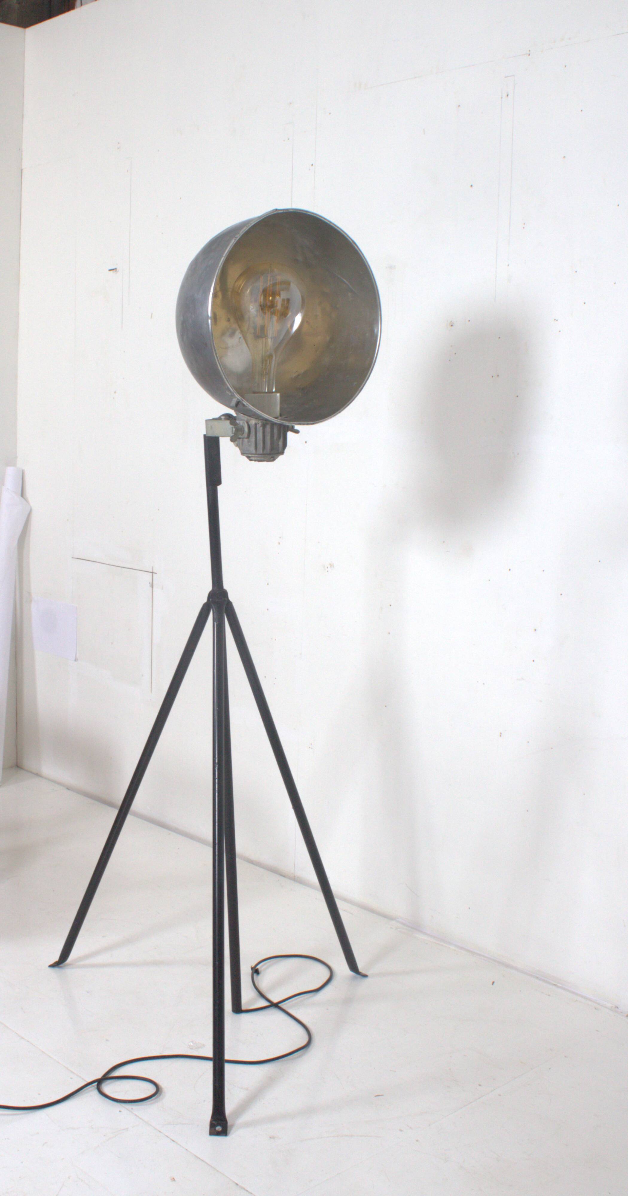 Industrial lamp with adjustable aluminum lampshade