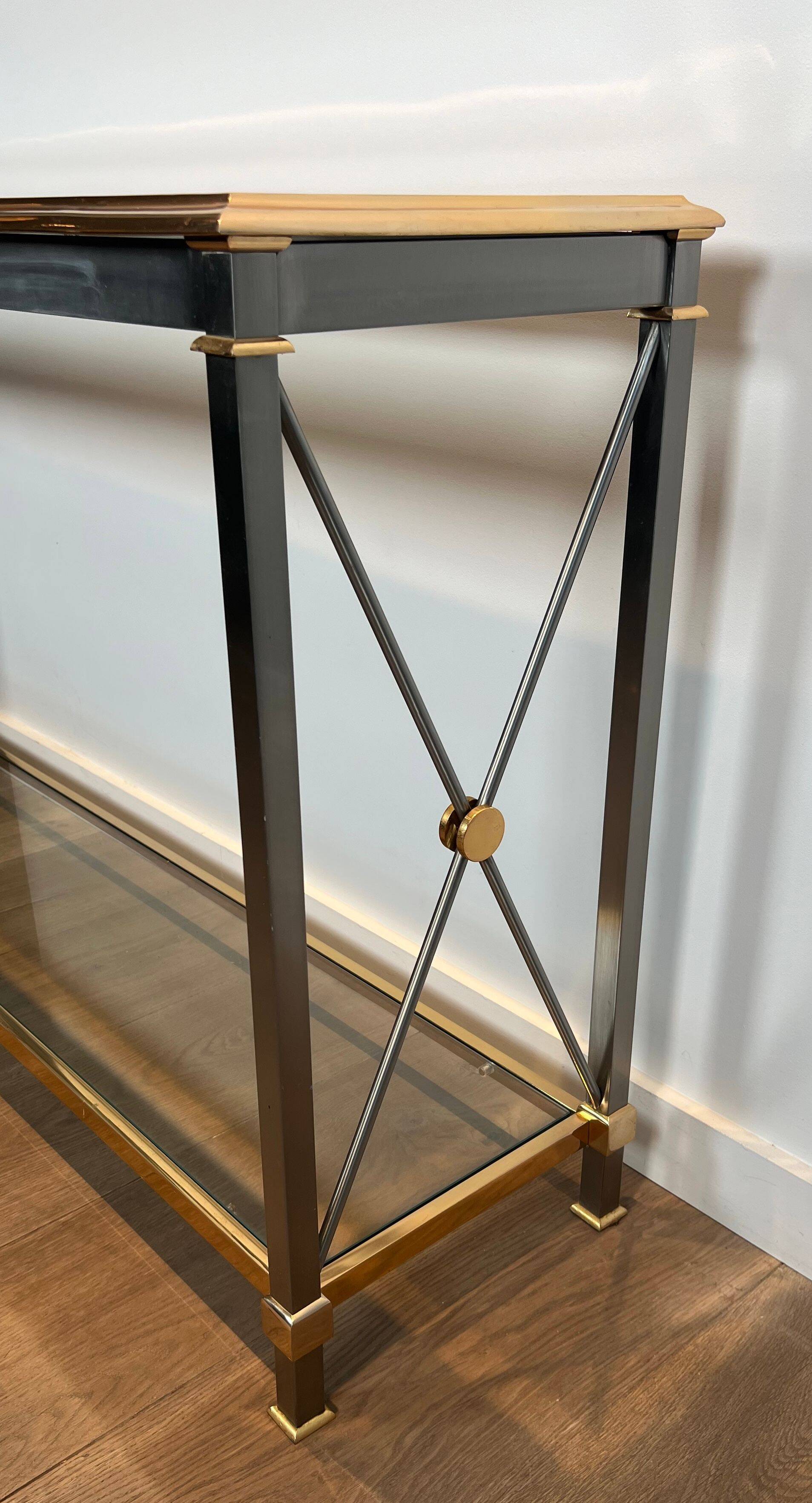 Console de style néoclassique en laiton doré et patine canon de fusil attribuée à la Maison Jansen