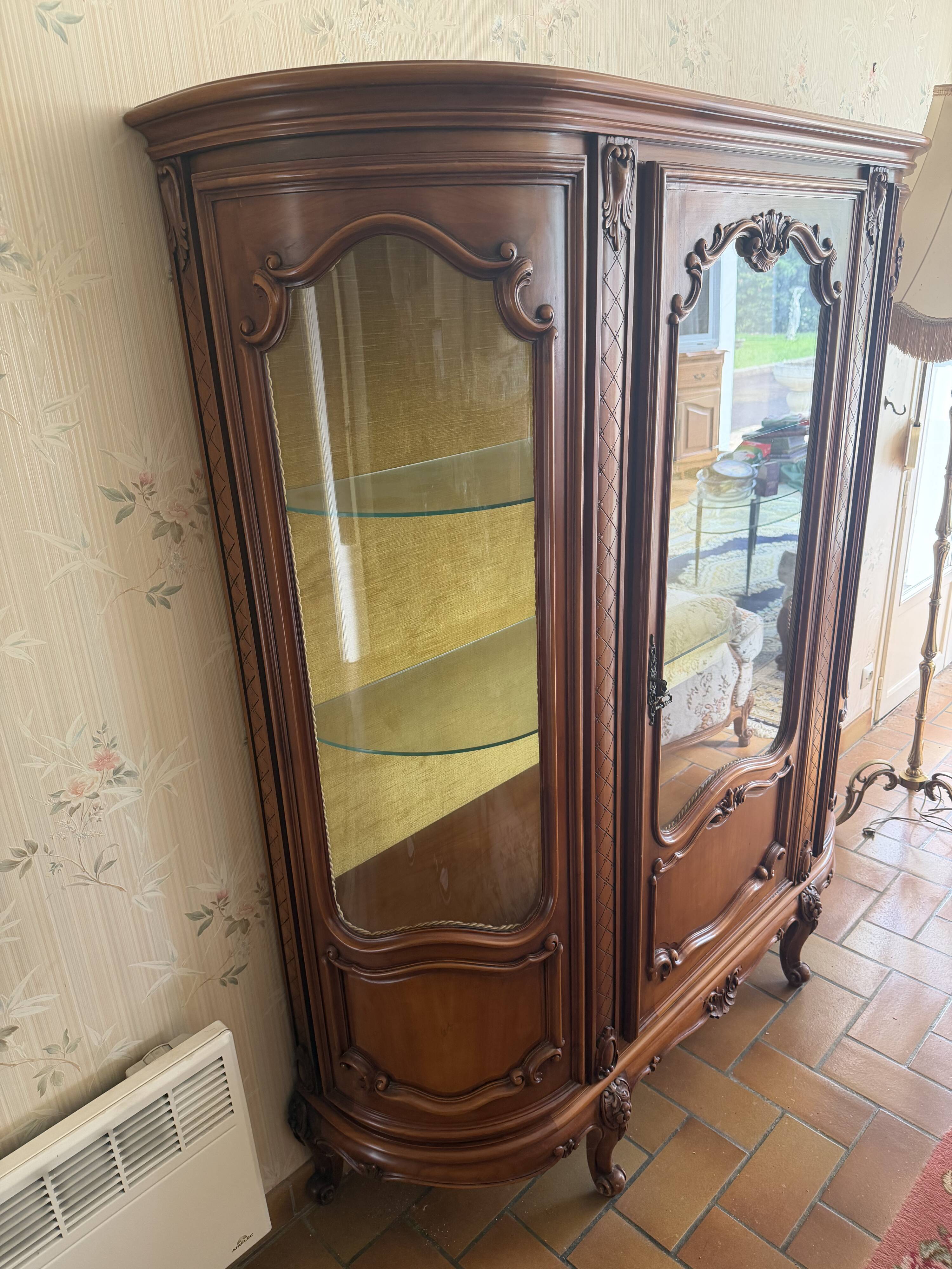 Louis XV style display cabinet in carved wood – elegant vintage furniture