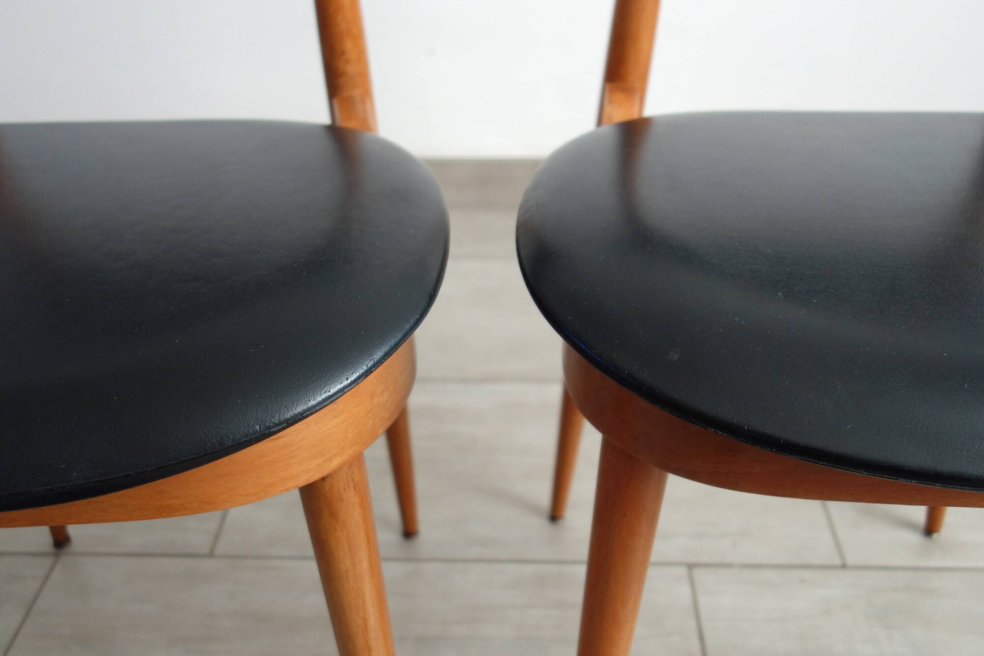 Paire de chaises modèle Licorne de chez Baumann