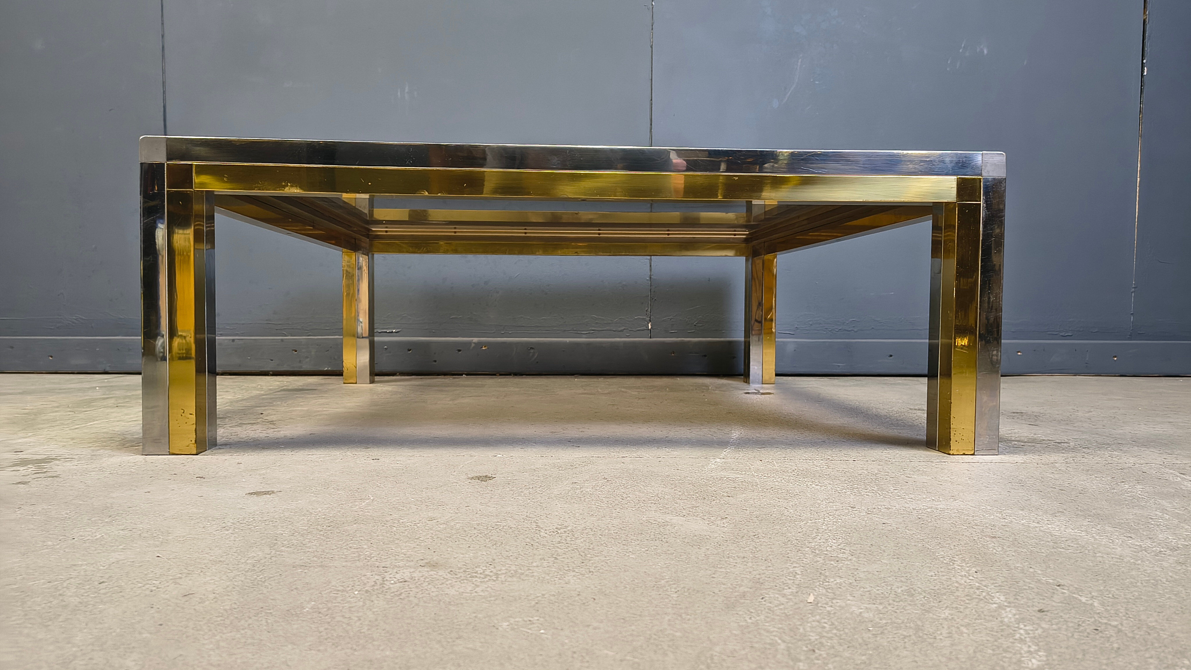 Table basse vintage en chrome et laiton dans le style de Romeo Rega, années 1970.