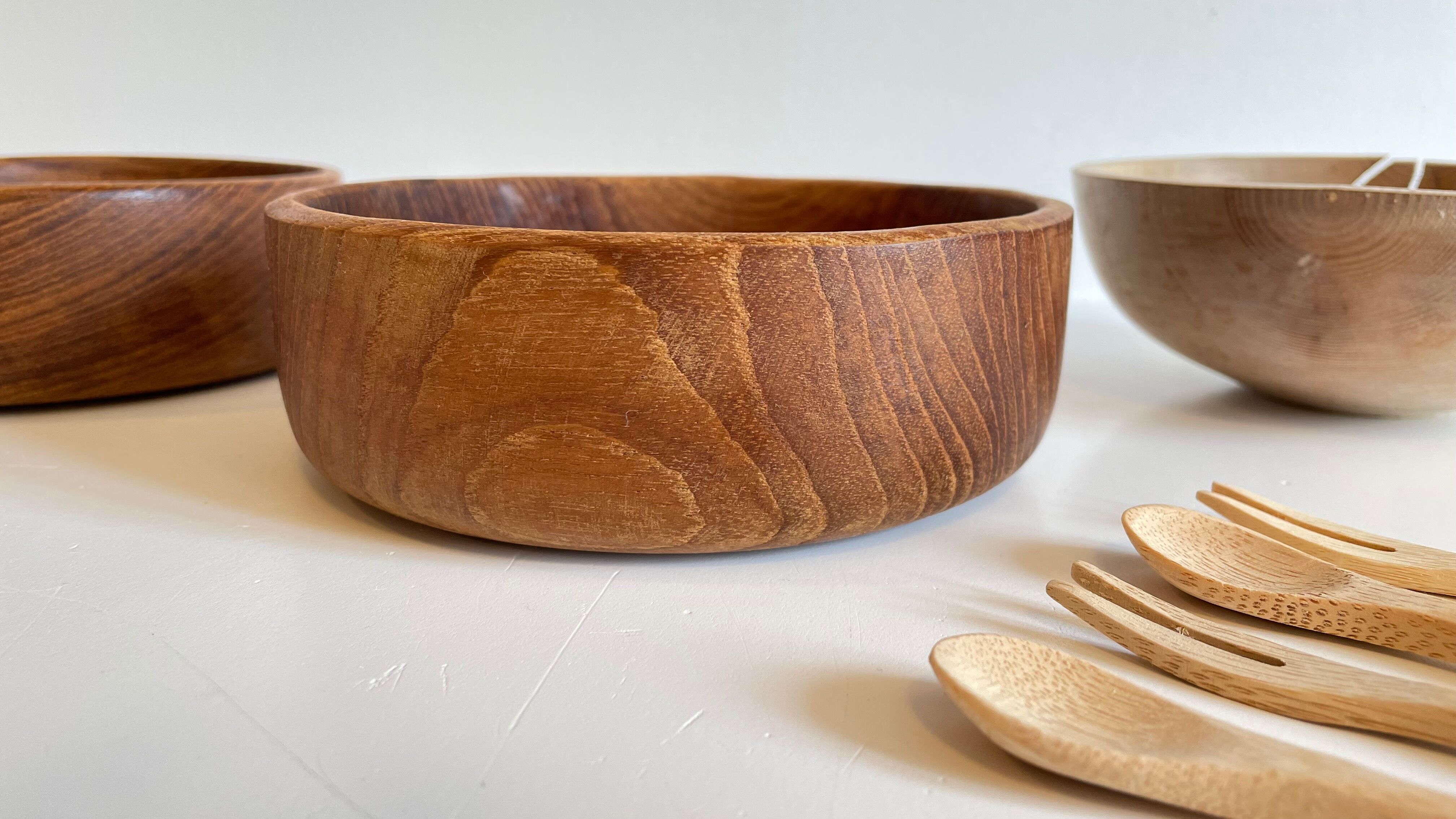 3 wooden bowls and 12 mini cutlery at apéro