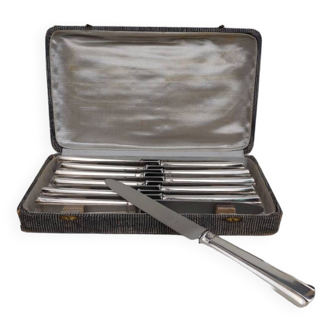 Coffret de 12 couteaux de table en métal argenté, époque art déco.