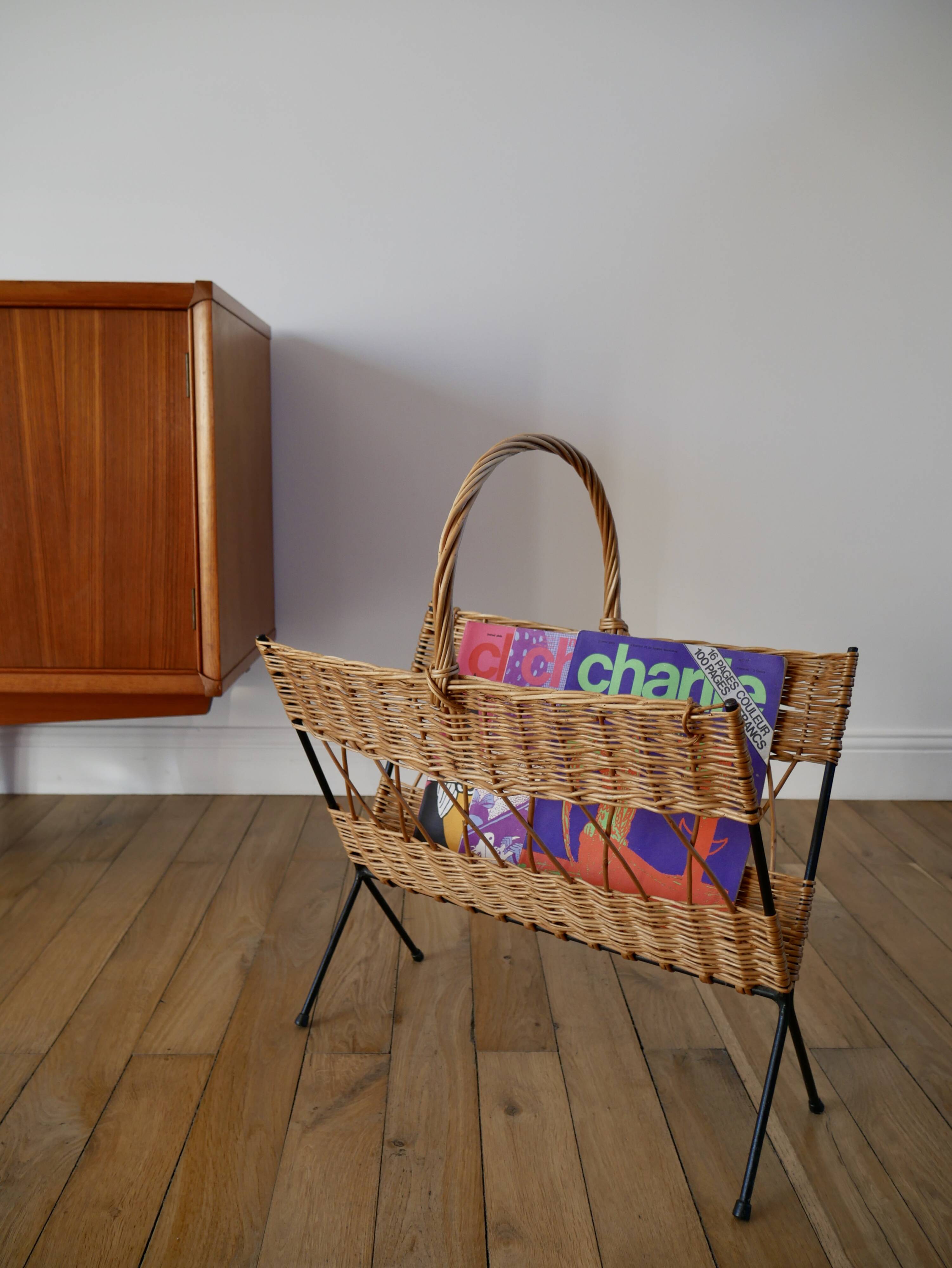 Magazine rack in rattan and black metal 70s design