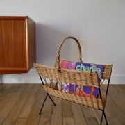 Porte-revue en rotin et métal noir design années 70