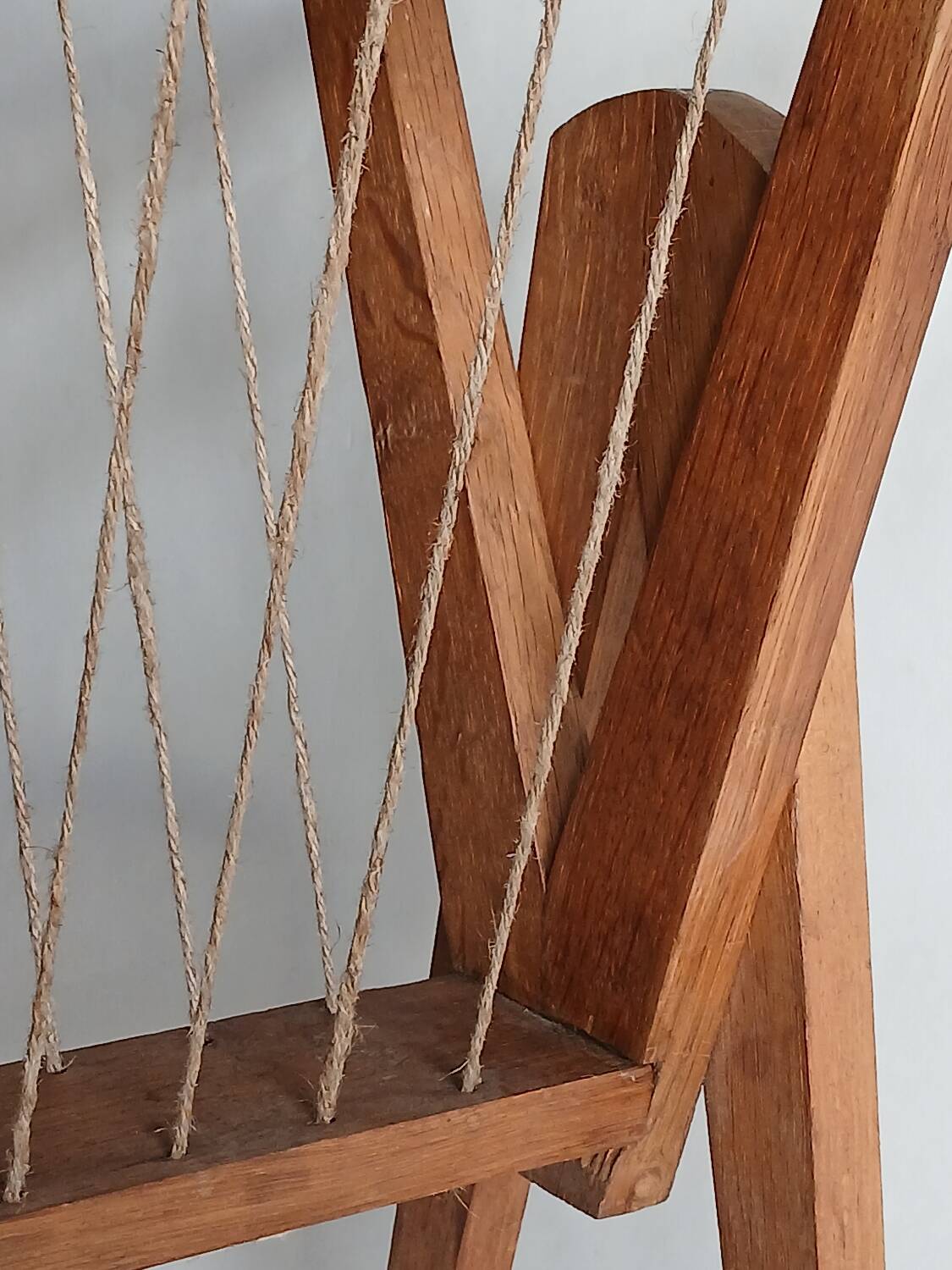 Magazine rack with compass legs in oak and rope, 1950s.