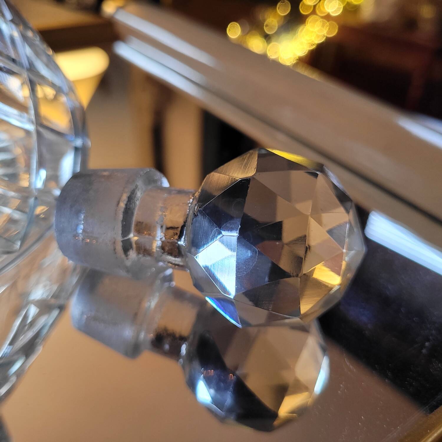 Carafe verre taillé, décor losangé & bouchon diamantaire 60's