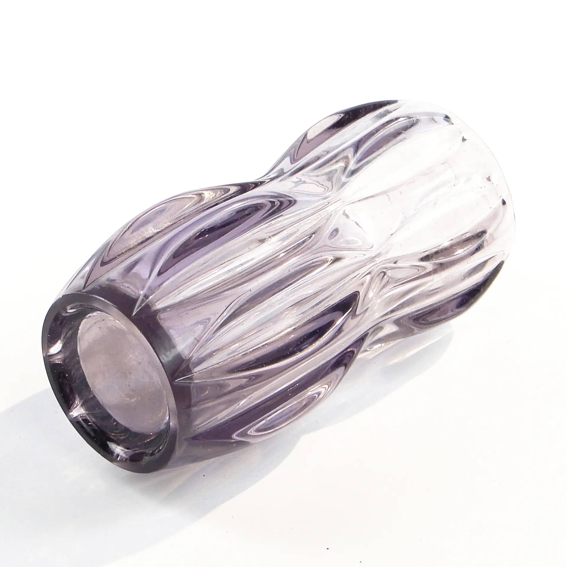 Vase, art déco, en verre violet, conçu par R. Schrotter, Inwald Glassworks, Tchécoslovaquie, années 1930.