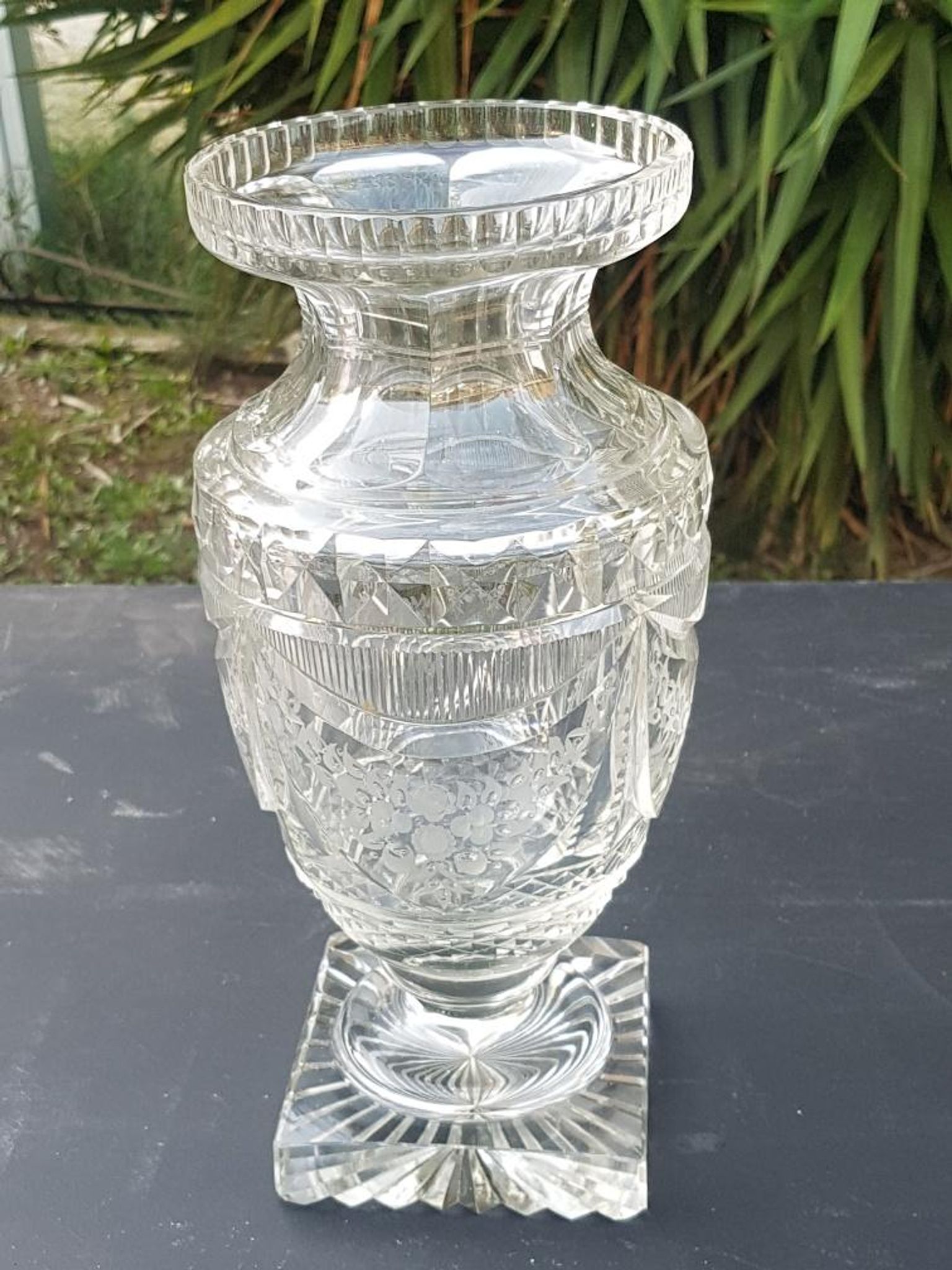 Vase cristal taillé forme Médicis