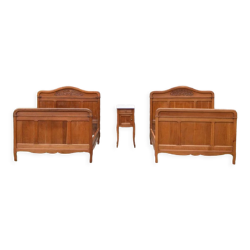 Paire de lits et chevet Art Nouveau en chêne, France, circa 1910