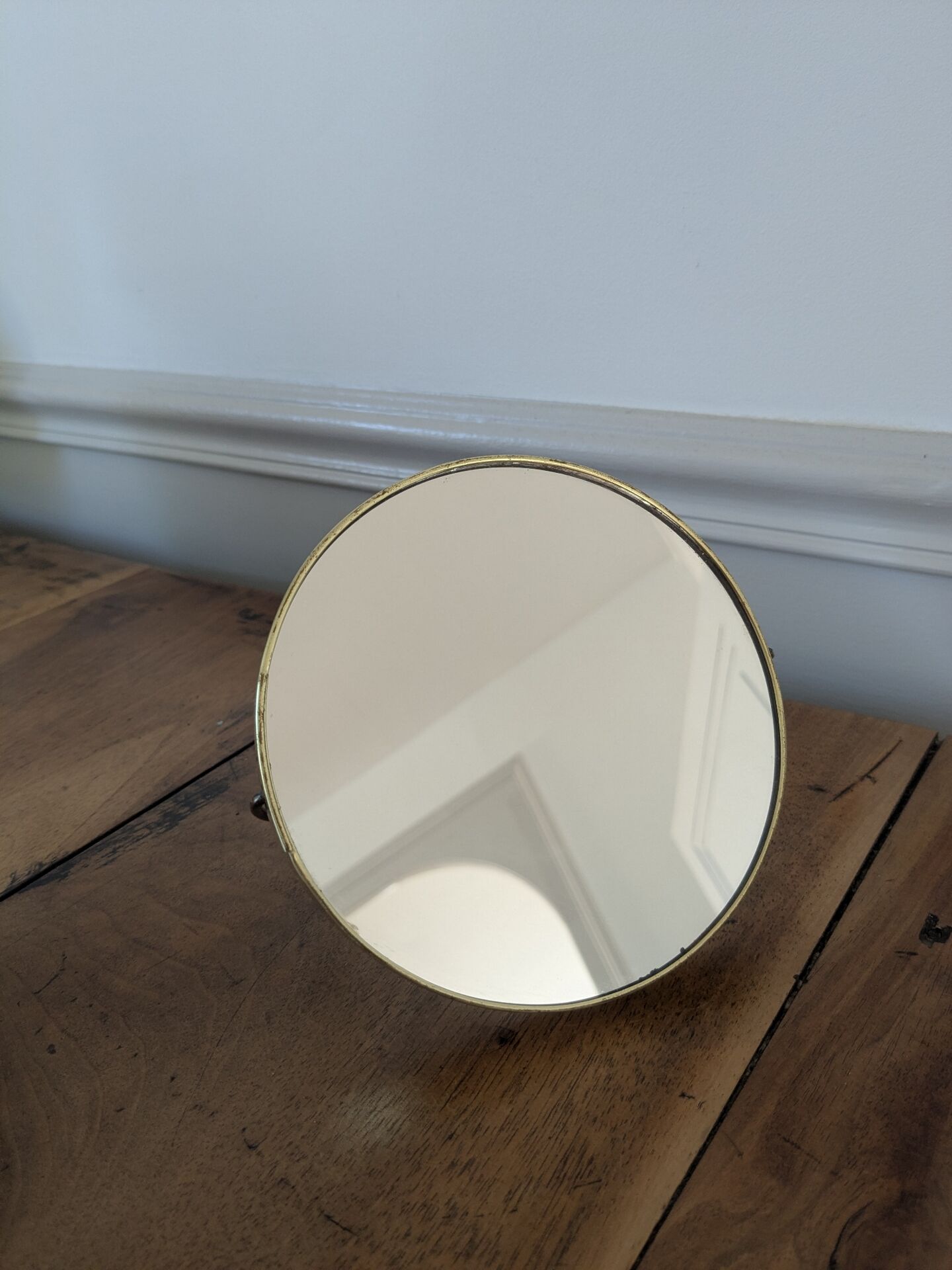 Small magnifying mirror