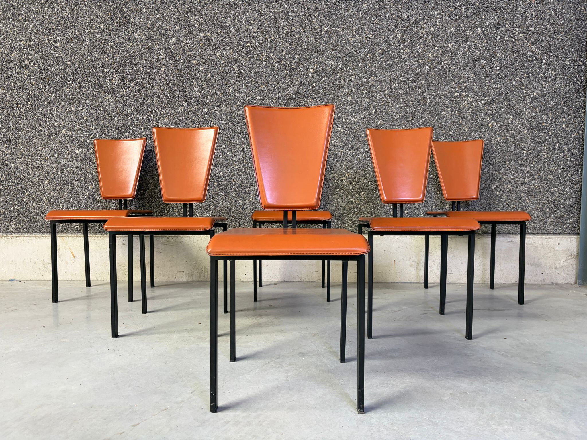Ensemble de 6 chaises de salle à manger en cuir post-moderne, années 1970.