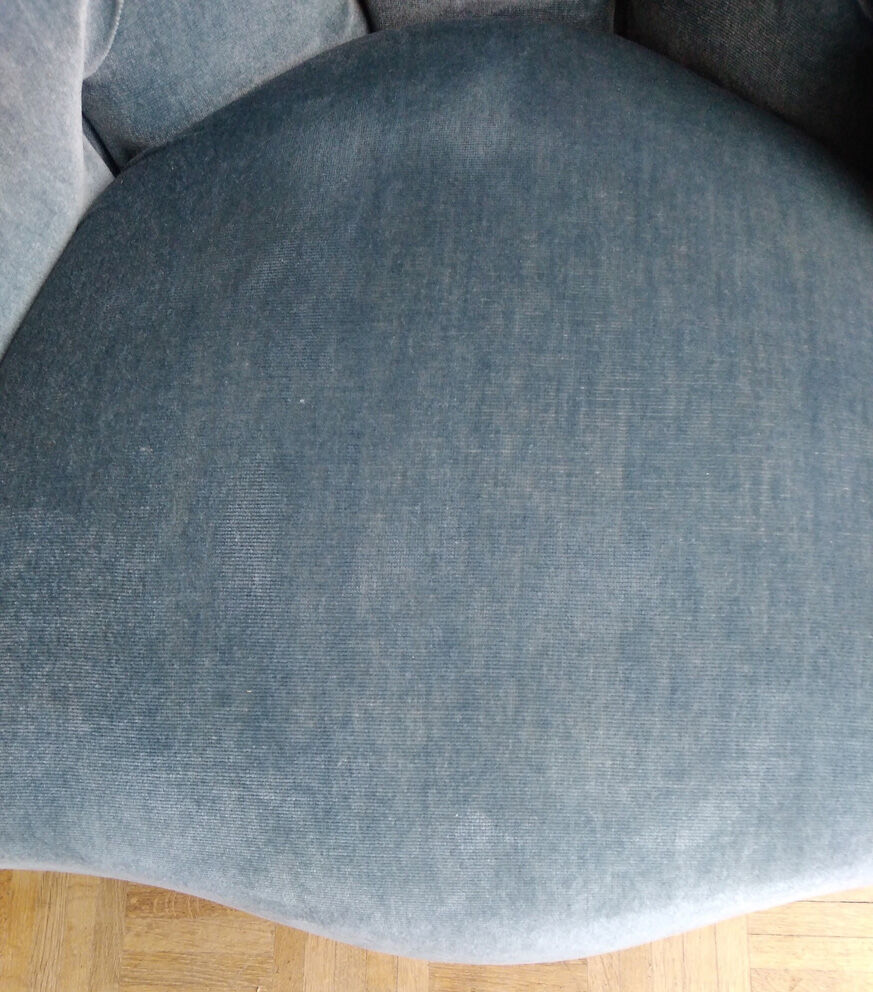 Armchair in blue velvet