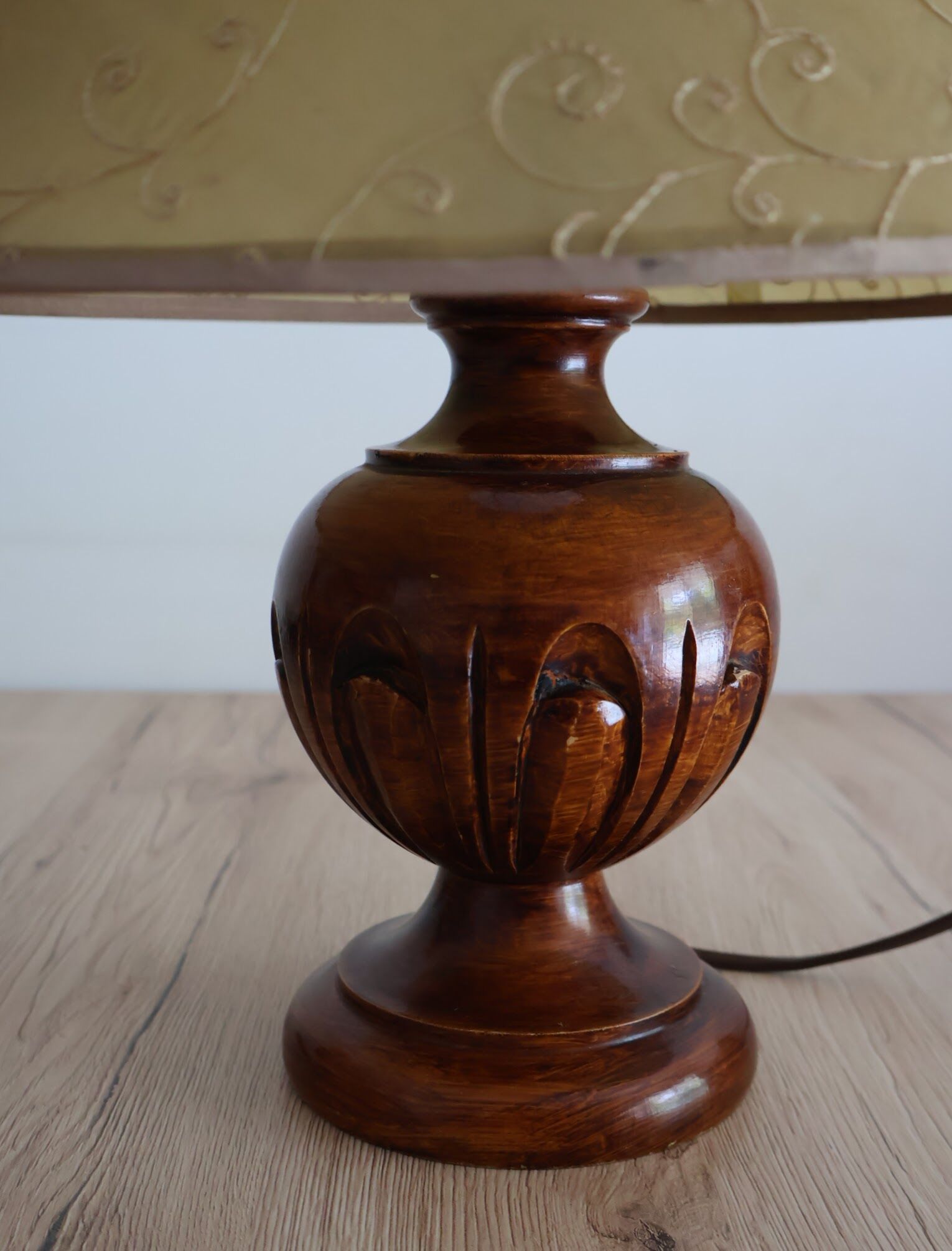 Vintage table lamp in turned wood and fabric lampshade