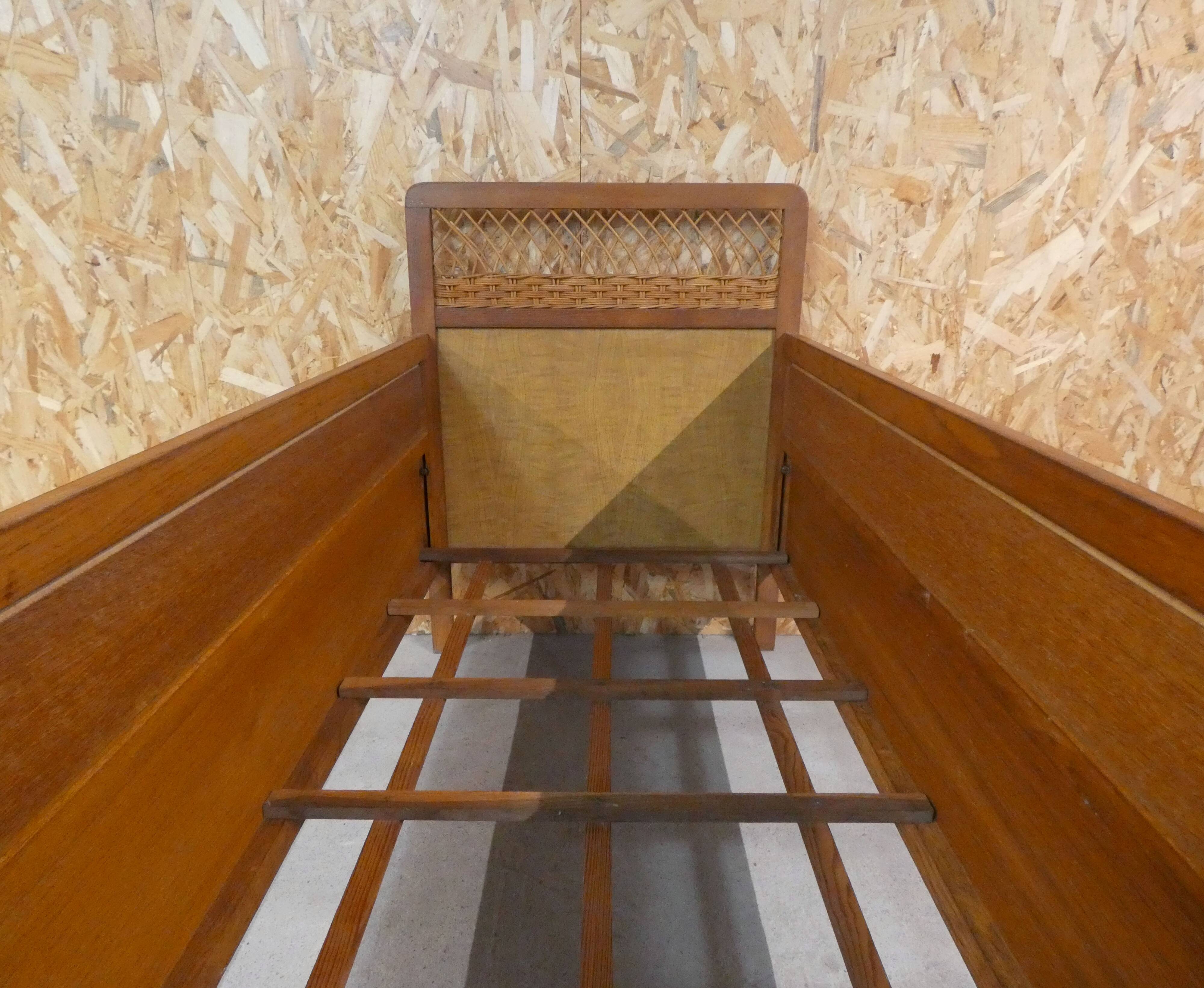 Vintage rattan and wood bed for children's compass feet