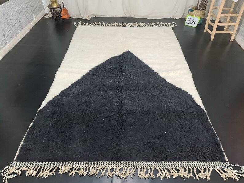 Beni Ouraine rug, white and black, handwoven in the traditional style, size 150x250cm