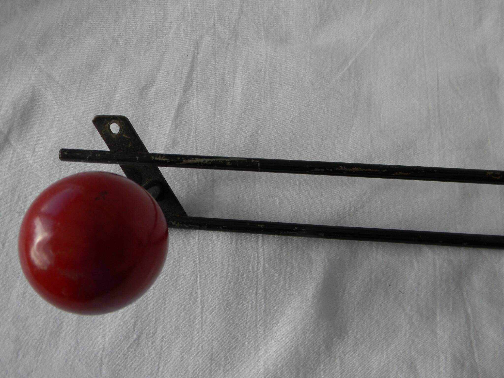Petit porte manteau mural en fer forgé boules en bois.