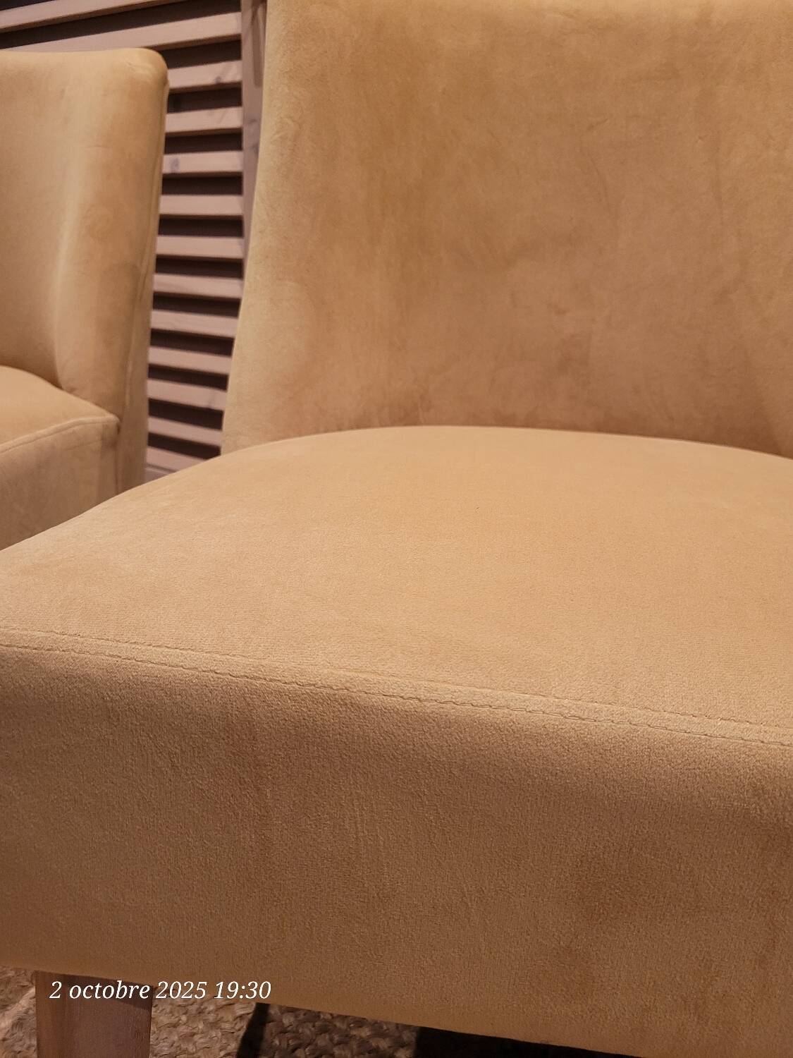 Paire de petits fauteuils d'appoint jaunes