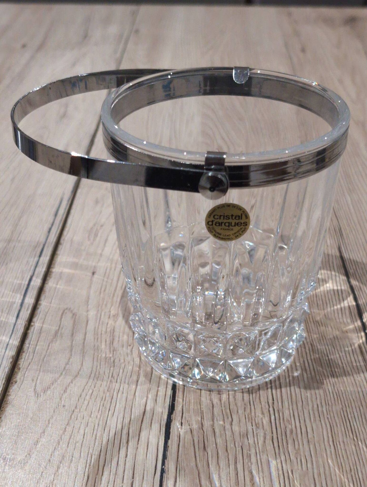 Crystal ice bucket from Arques model Longchamp diamond point, metal handle.