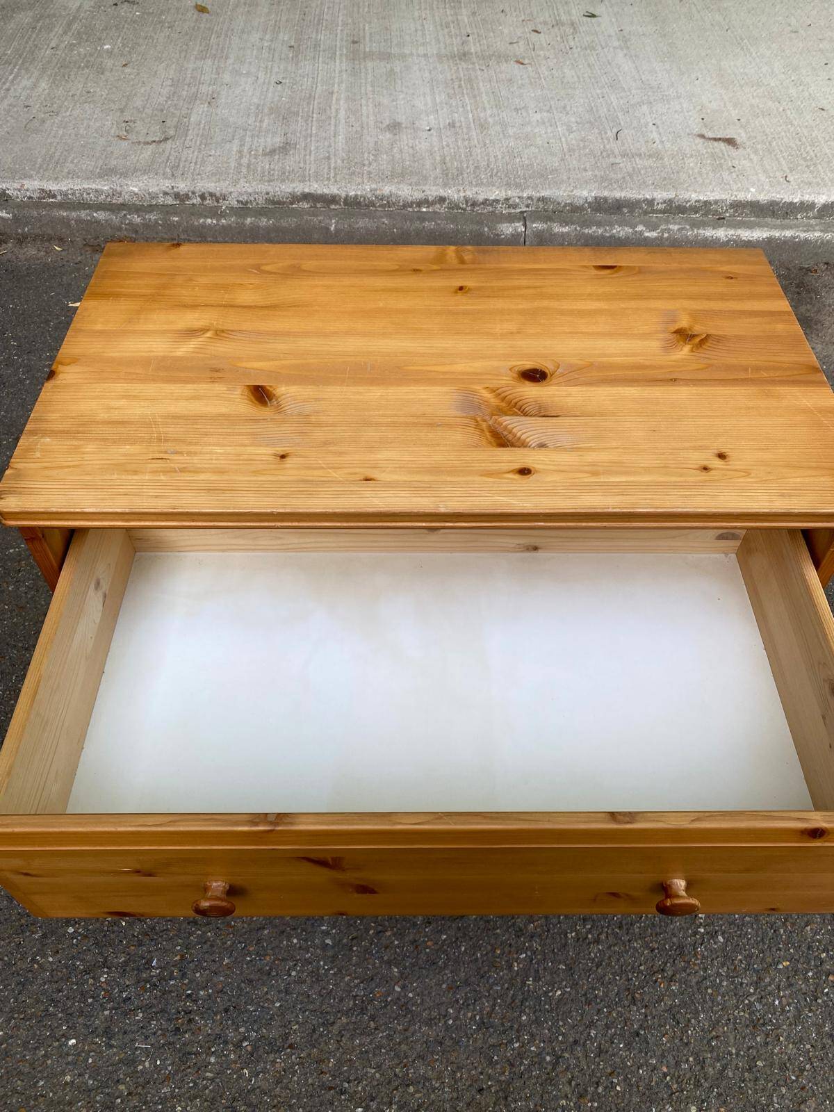 Scandinavian chest of drawers with 3 solid wood drawers