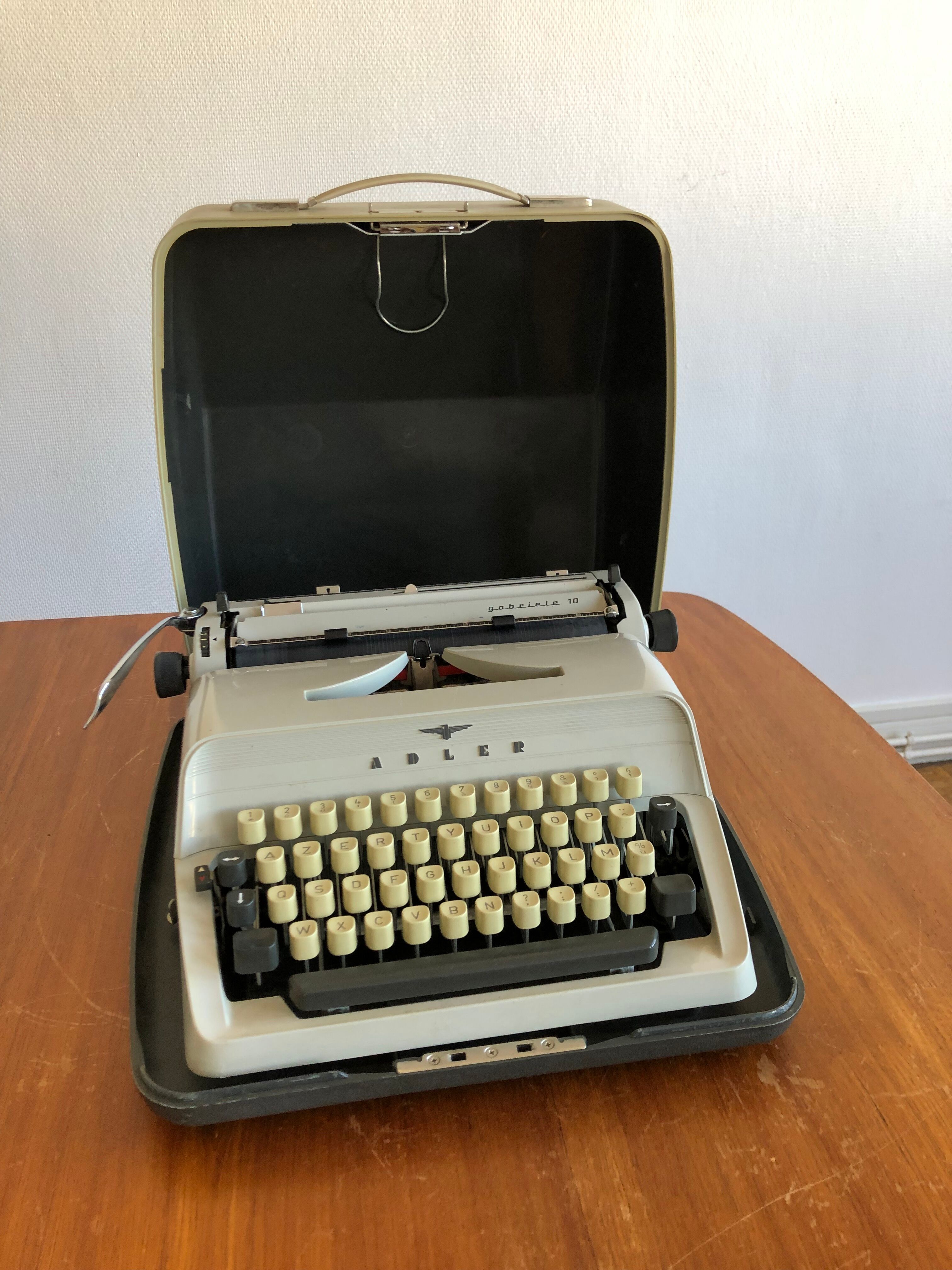 Typewriter triumph Adler Gabriele 10