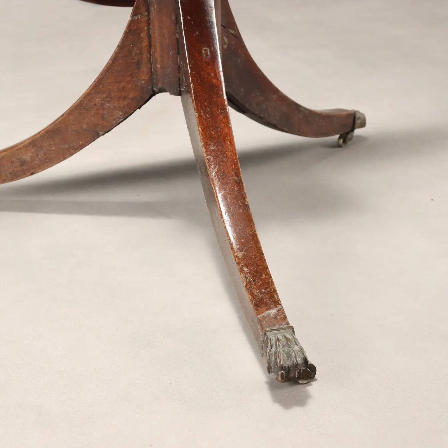 Table ancienne en acajou de forme ovale, Angleterre, XIXe siècle