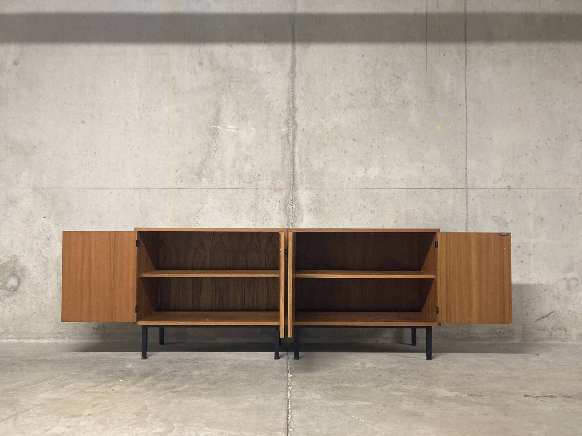 Enfilade moderniste deux buffets teck Antoine Philippon et Jacqueline Lecoq