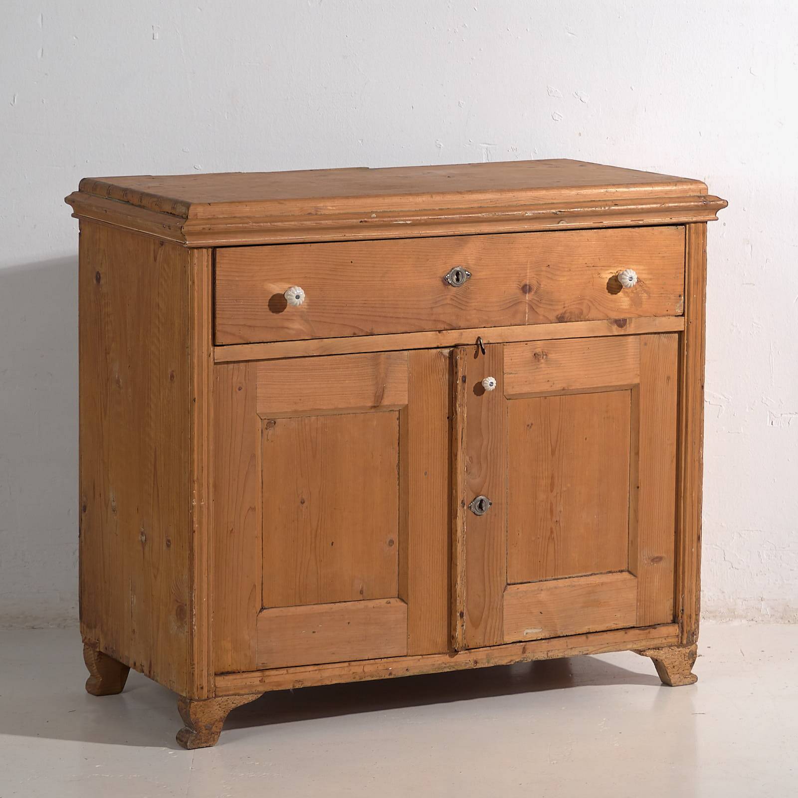 Antique kitchen cabinet (c.1920)