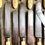 17 couteaux en acier, argent et os monogrammé JE, fin XIXème siècle