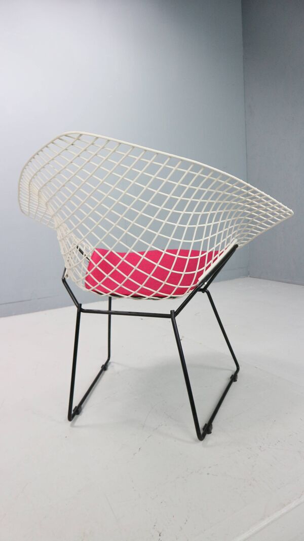 Chaise Diamond de Harry Bertoia en métal blanc et noir et assise neuve années 1960