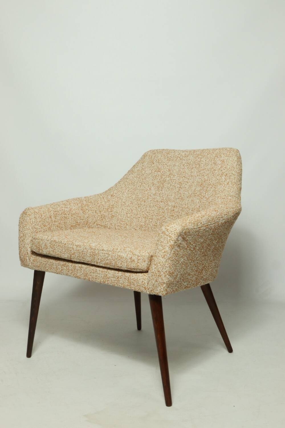 Modern fauteuil en bois orange polka dot bouclé tissus 1960 cocktail fauteuil de salon