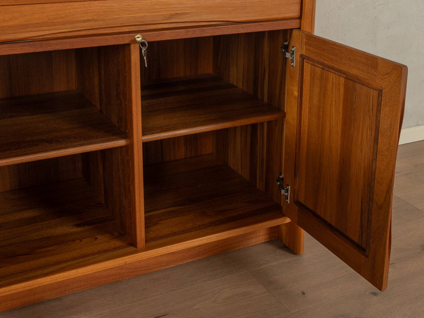 1980s Bureau, Ansager