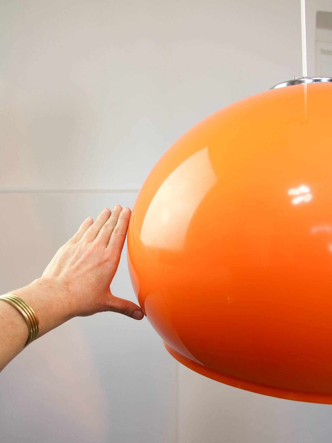 Suspension géante orange Space Age de Guzzini, années 70