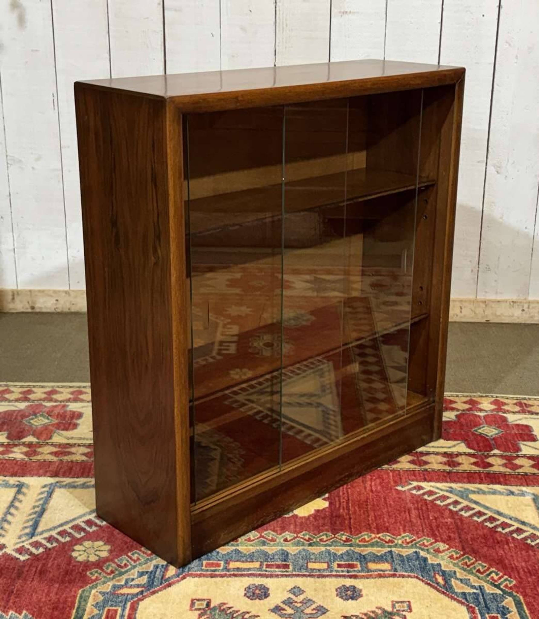 Vitrine anglaise en noyer des années 1970