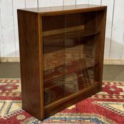 Vitrine anglaise en noyer des années 1970