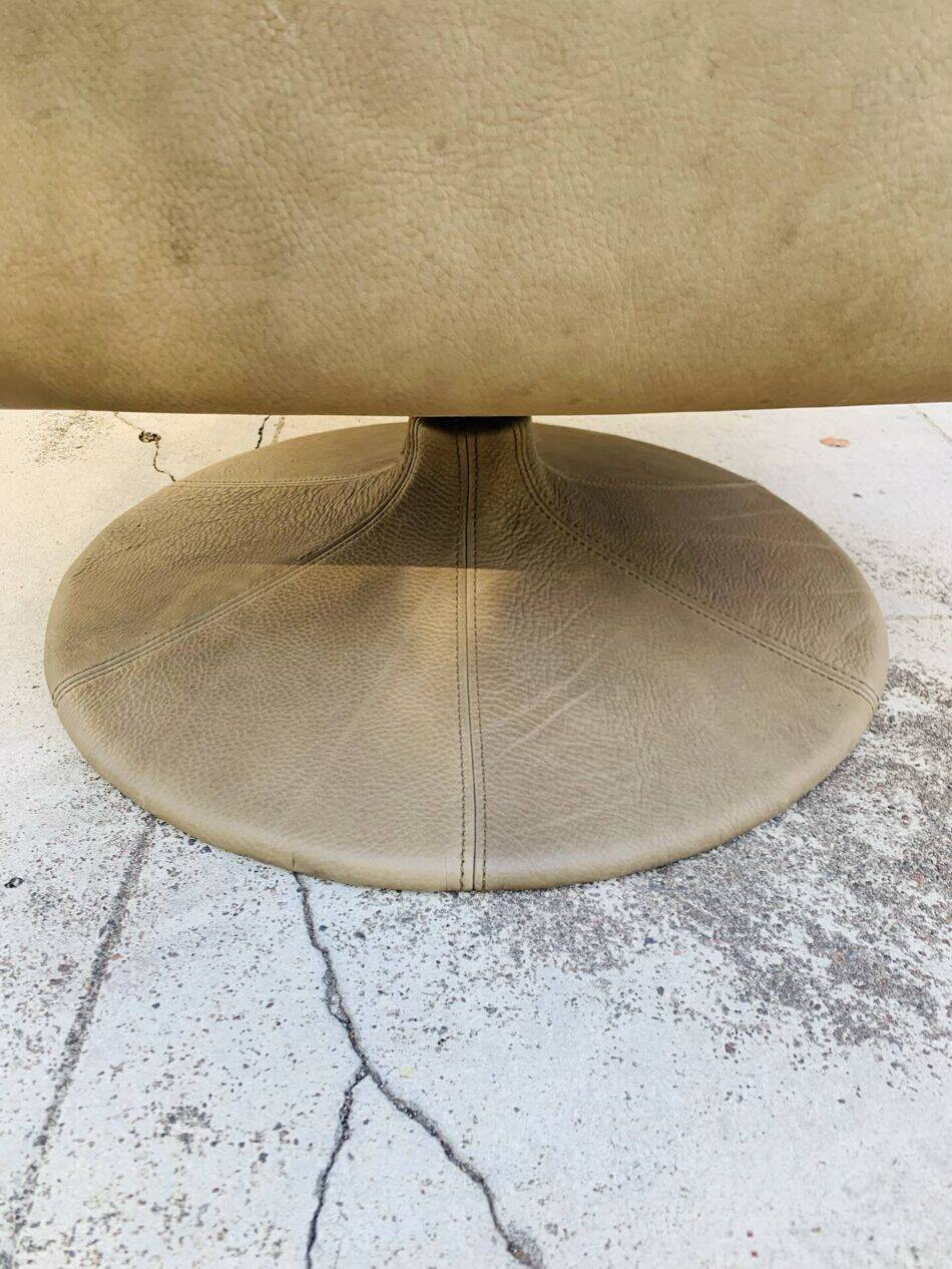 Vintage De Sede leather swivel chair, tulip base.