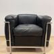 Fauteuil LC2 en cuir noir avec cadre chromé par Le Corbusier pour Cassina, 1965