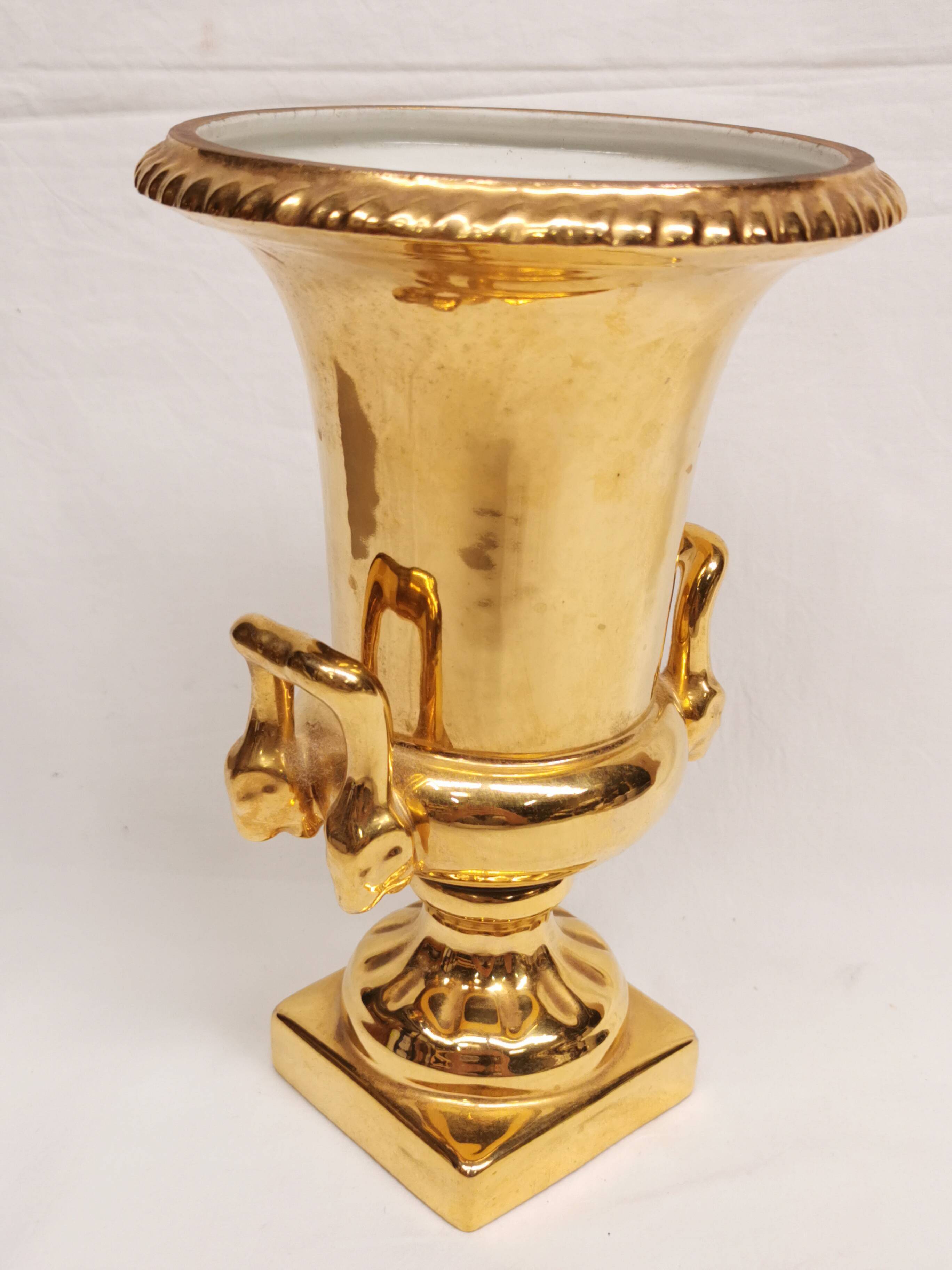 Medici-shaped vase in gilded Paris porcelain.