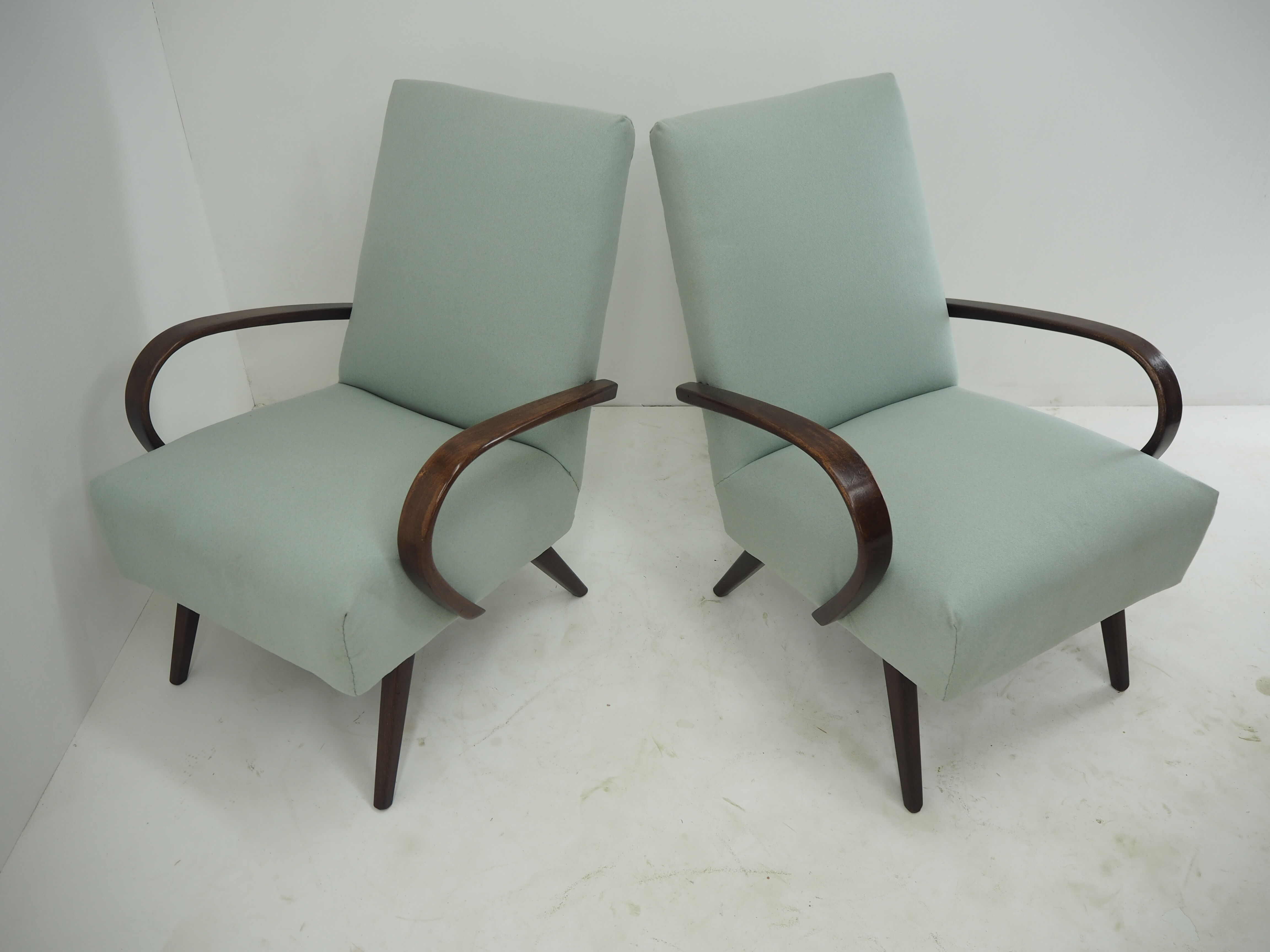 Pair of Ton/Thonet Beech Armchairs, Czechoslovakia