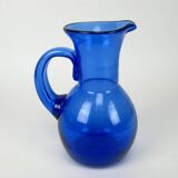 Pichet bleu en verre soufflé artisanal