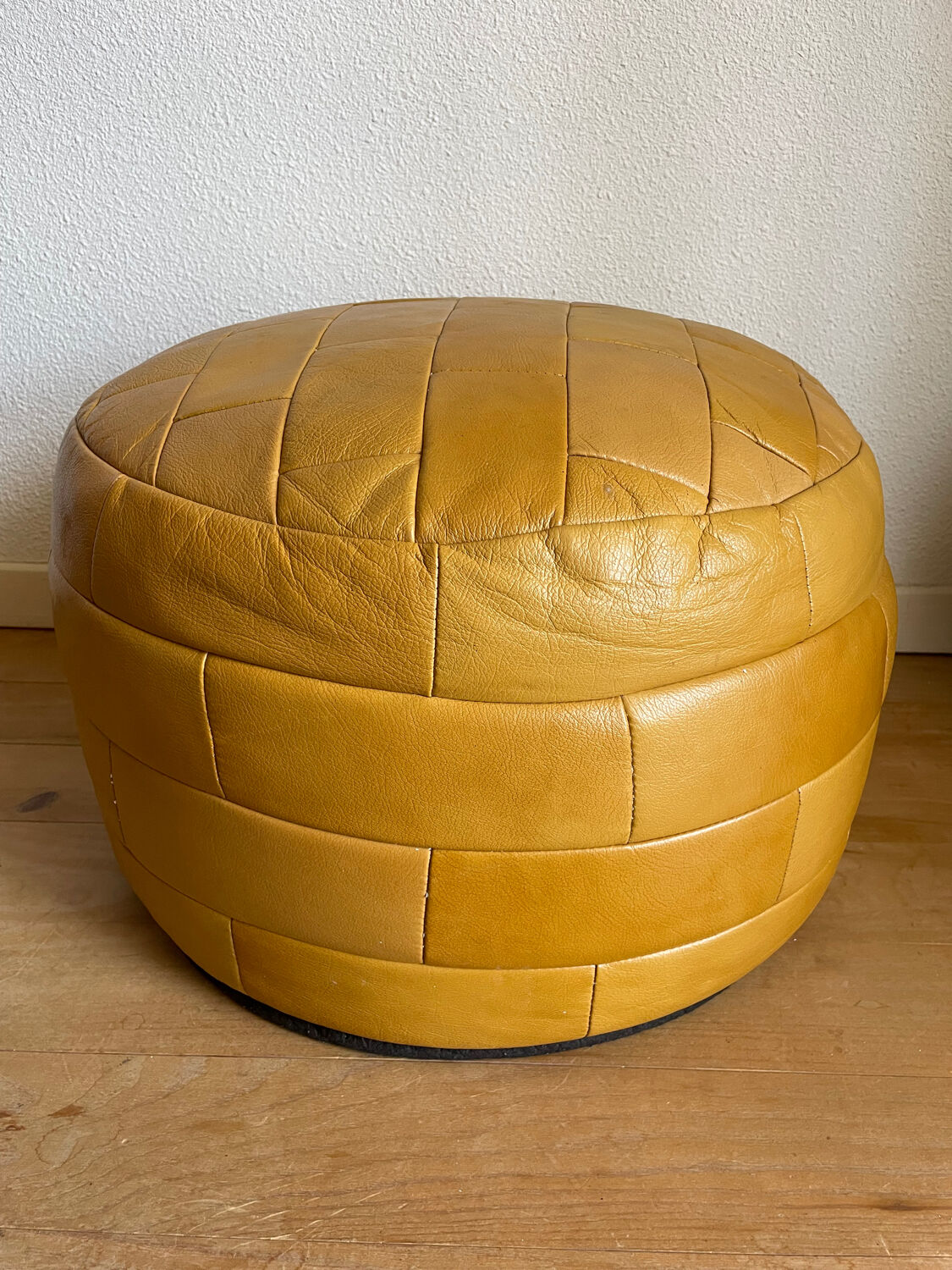 2 poufs moutarde patchwork en cuir de Sède