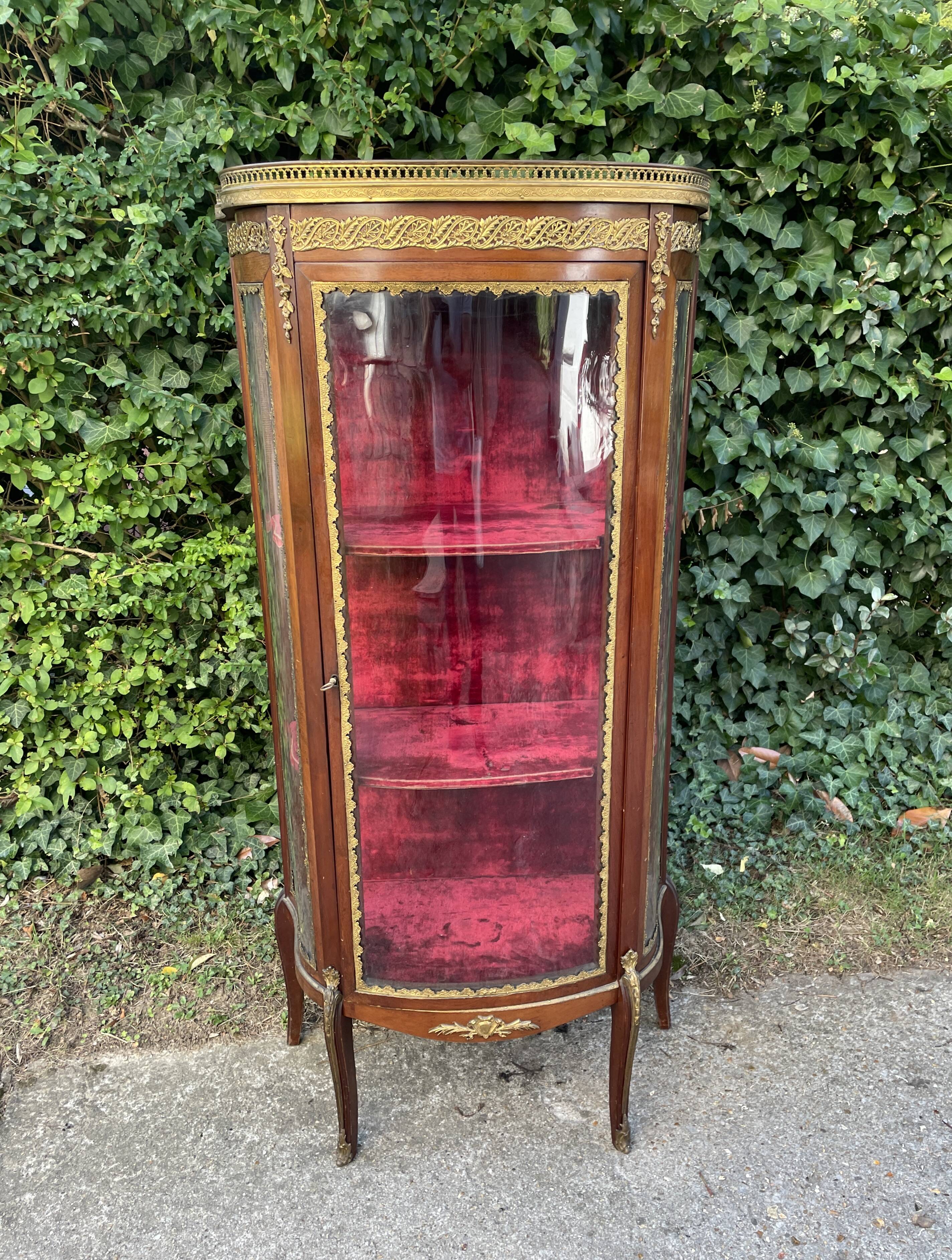 Small display case with curved glass in the Transition / Louis XVI style.