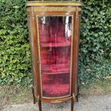Small display case with curved glass in the Transition / Louis XVI style.