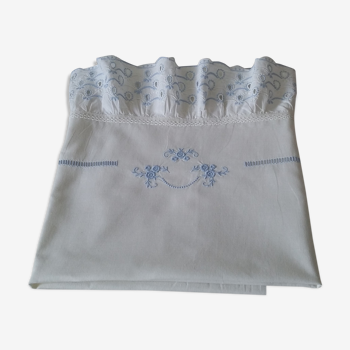 Drap ancien brodé bleu pour bébé