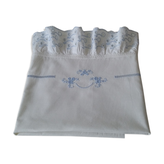 Drap ancien brodé bleu pour bébé