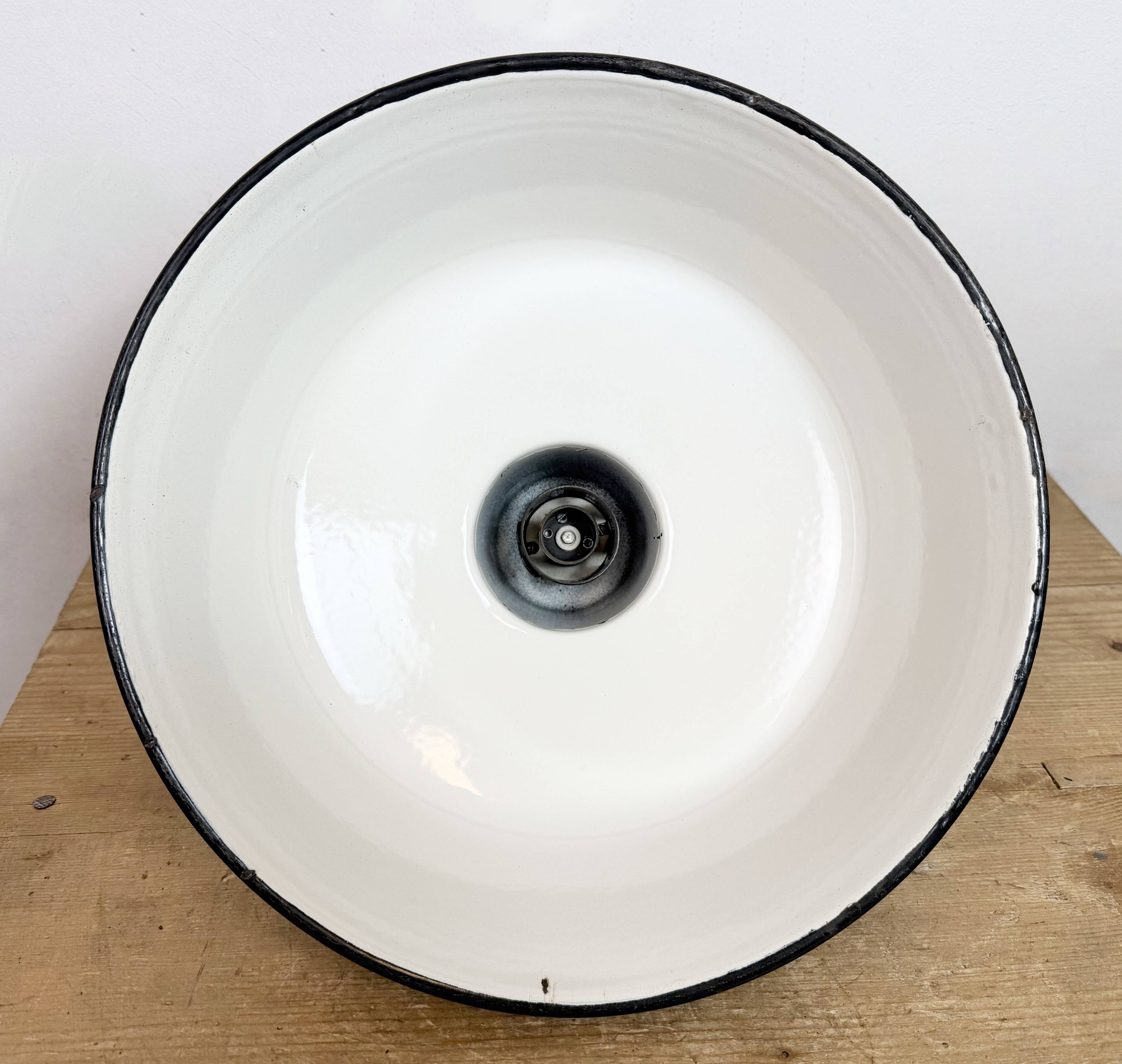Lampe d'usine en émail pétrolier industriel avec dessus en fonte, années 1960.